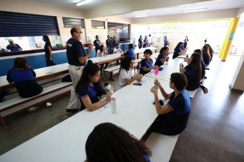 Volta às aulas: Intervalos da merenda seguem procedimentos de prevenção nas escolas da rede pública