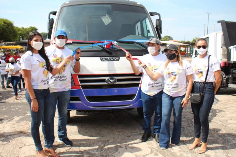 Prefeitura de Parintins faz entrega de ônibus e lança programa Companhia do Social