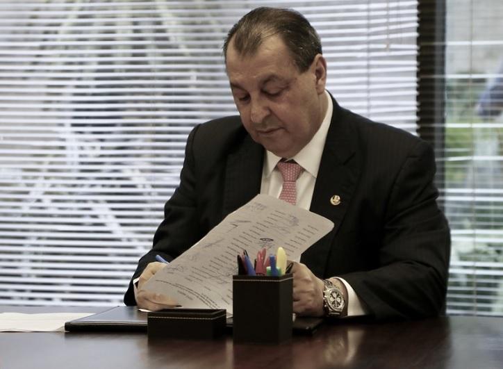 Omar Aziz sai da quarentena para participar de inaugurações em Parintins