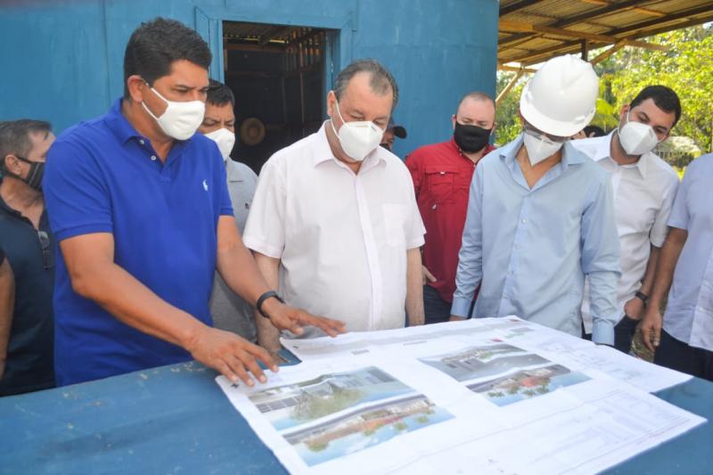 Senador Omar Aziz garante recursos e Prefeitura de Parintins construirá muro de contenção em toda a orla da cidade Senador Omar Aziz garante recursos e Prefeitura de Parintins construirá muro de contenção em toda a orla da cidade