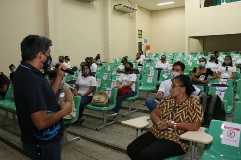 Mais de 50 voluntários recebem formação visando volta às aulas no Ensino Fundamental, em Manaus