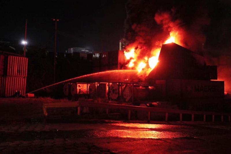 Bombeiros militares completam mais de 20 horas de combate ao incêndio em porto da capital
