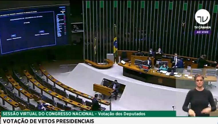 Deputados iniciam sessão para analisar vetos; permissão para reajuste de servidores está na pauta