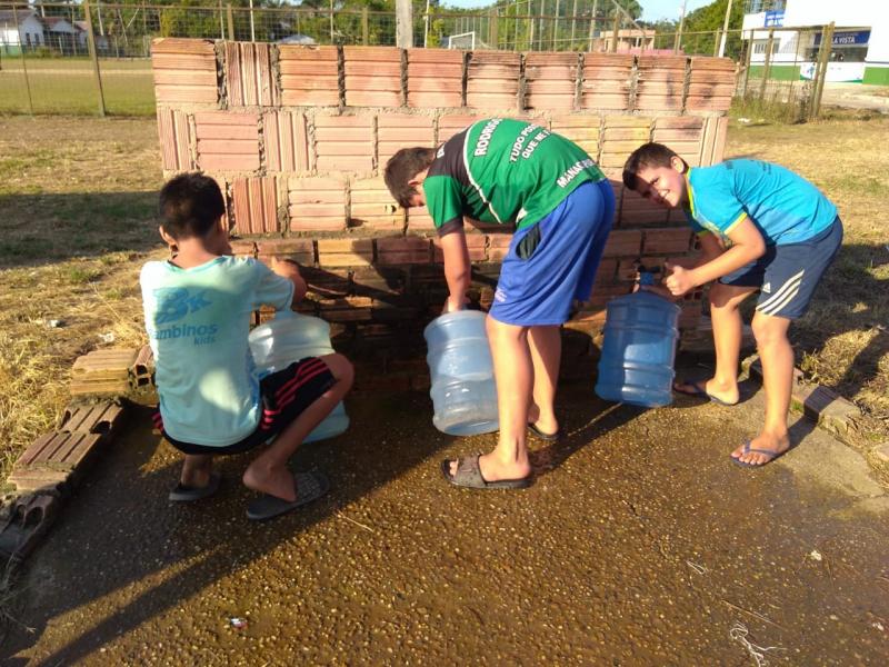 No auge do verão amazônico, moradores de Manacapuru ficam até cinco dias sem água