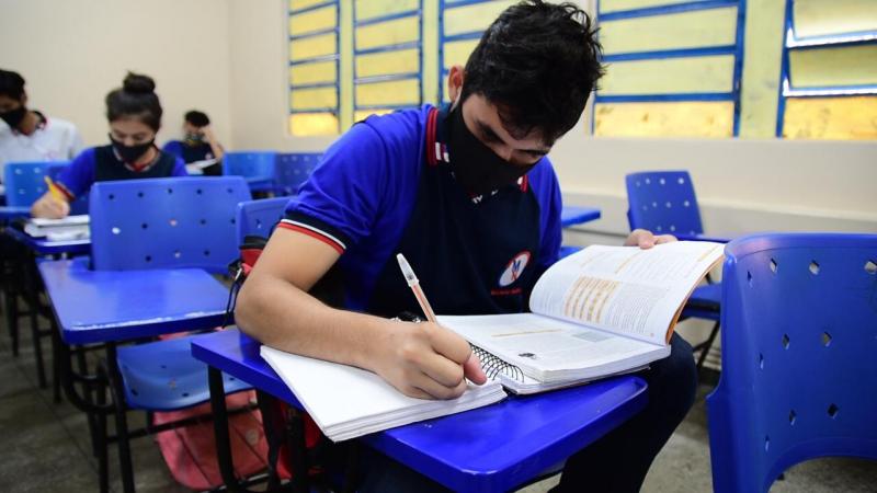 Com retorno às aulas presenciais, alunos da rede estadual focam nos vestibulares