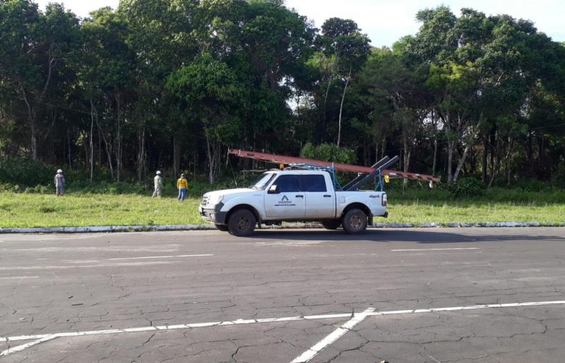 Técnicos da Amazonas Energia realizam corte de galhos de árvores e fornecimento de energia é interrompido 
