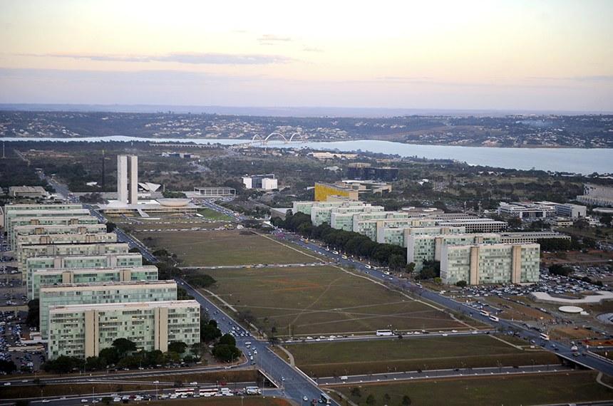 Governo quer cortar R$ 81,8 bilhões em despesas nos ministérios