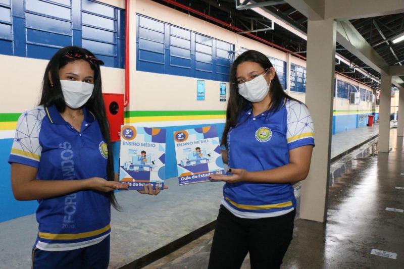 Alunos da rede estadual recebem Guia de Estudos impresso para auxiliar no retorno às aulas presenciais