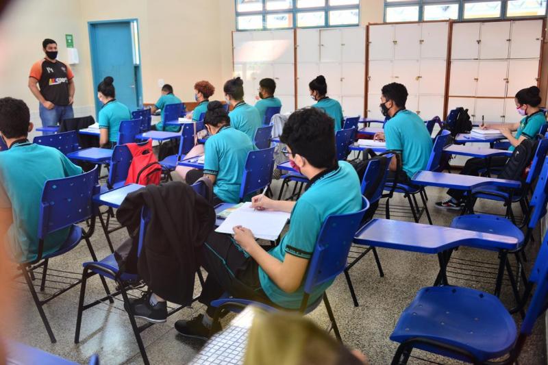 Atividades pedagógicas nas 123 escolas de Ensino Médio são reforçadas pela Secretaria de Educação 