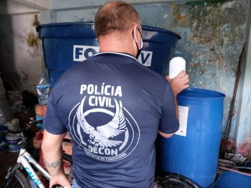Decon deflagra operação e fecha empresa que fabricava produtos de limpeza impróprios para uso doméstico