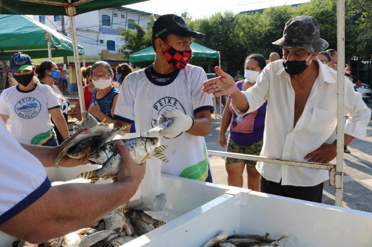 ‘Peixe no Prato’, do Governo do Estado, é sucesso no bairro Armando Mendes