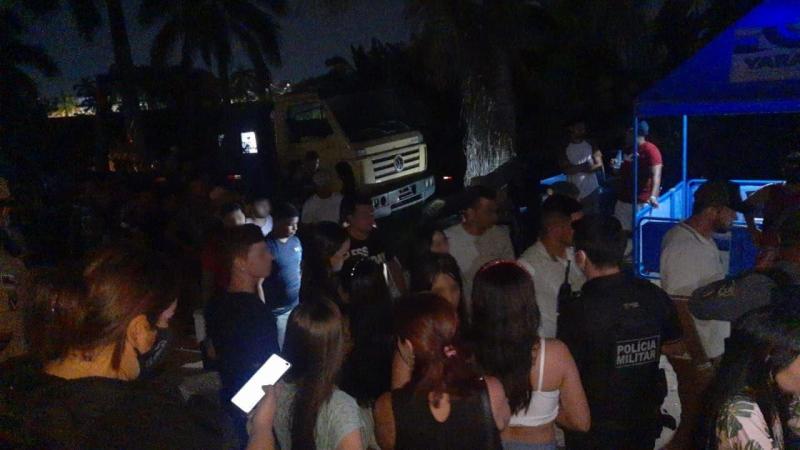 Evento clandestino com mais de 4 mil pessoas é interditado, em Manaus
