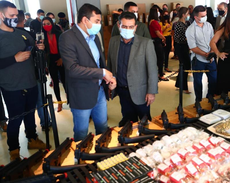 Wilson Lima entrega mais de 100 fuzis e outros equipamentos para as forças de segurança