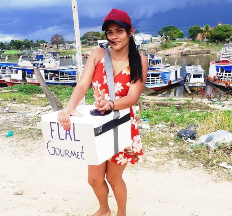 Jovem supera preconceito e mantém-se como vendedora ambulante
