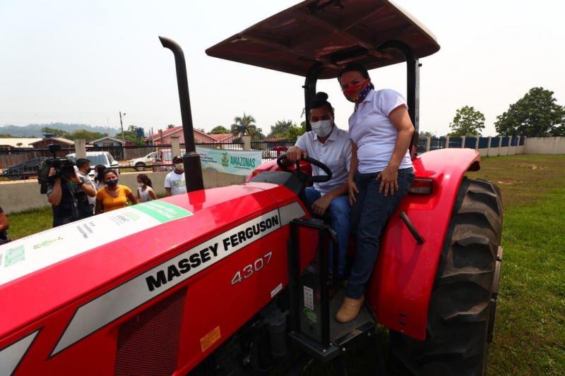 Wilson Lima entrega implementos agrícolas para produtores rurais de Matupi
