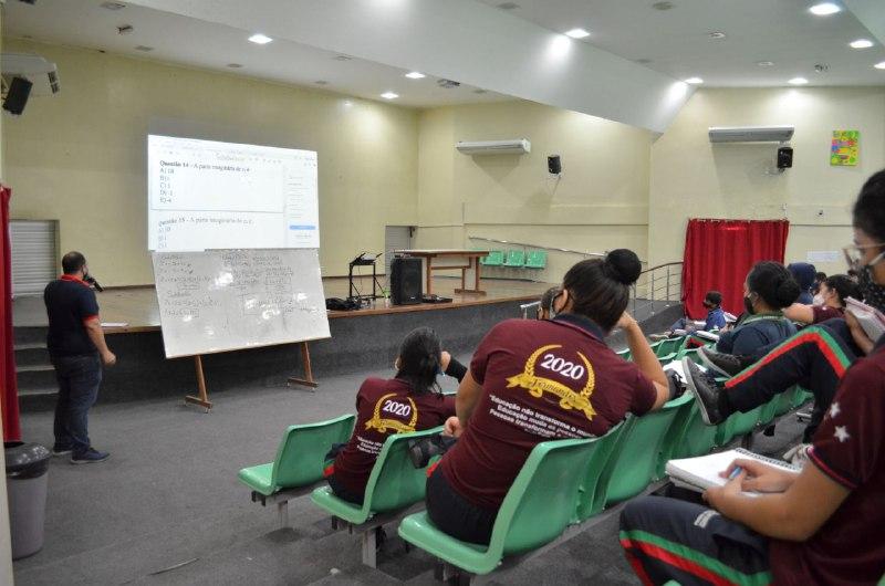 Projeto de escola da rede estadual prepara estudantes para vestibulares