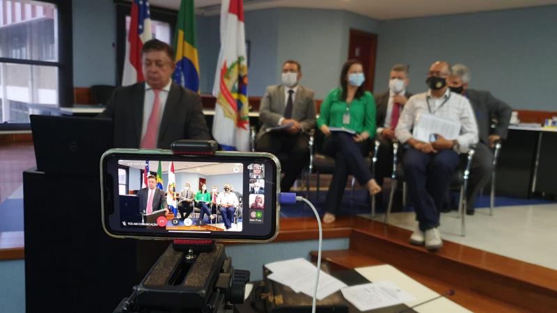 TCE-AM aprova contas de Arthur Neto com recomendação para realização de concurso público