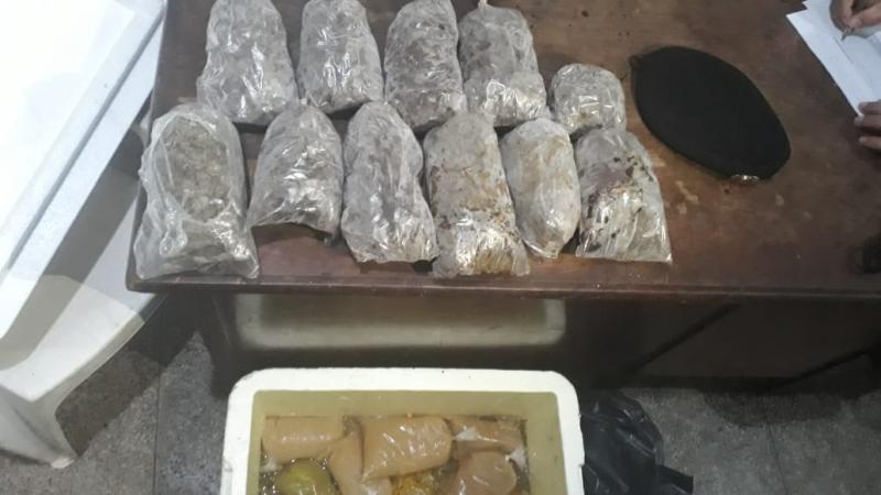 Policiais militares apreendem drogas camufladas em garrafas com polpa de açaí em Tefé