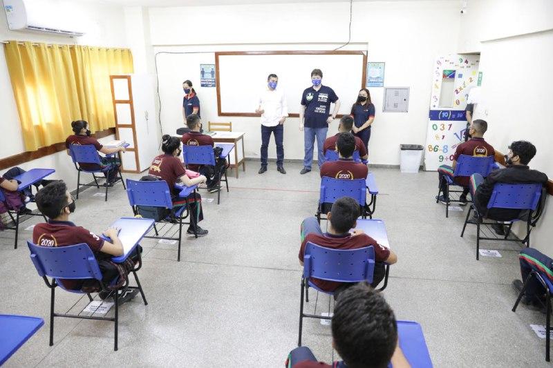 Wilson Lima vistoria escola da zona norte de Manaus que retomou aulas presenciais do Ensino Fundamental