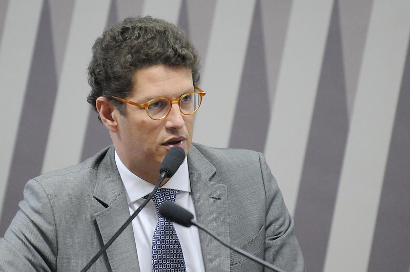 Arquivada notícia-crime contra Ricardo Salles por manifestação em reunião ministerial