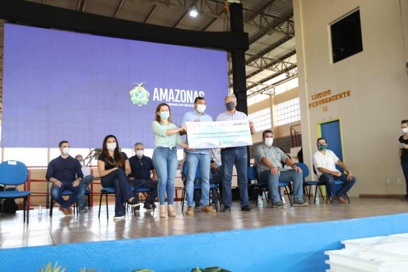 Governador Wilson Lima entrega fomentos a produtores do setor primário de Iranduba