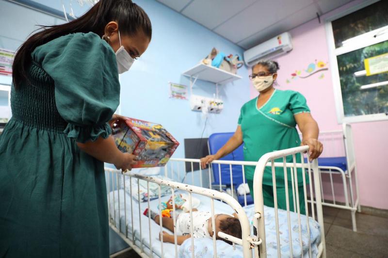 Primeira-dama entrega brinquedos arrecadados por meio da campanha “Doe um Brinquedo e Ganhe Sorrisos”