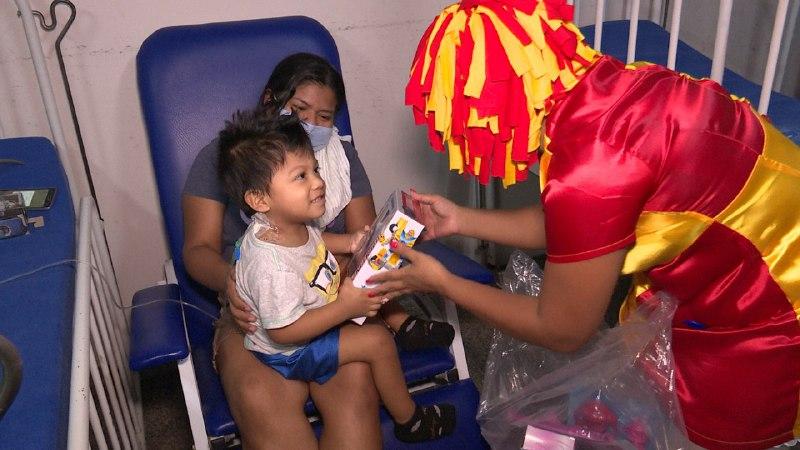 Crianças internadas em hospitais infantis do Estado recebem presentes de voluntários