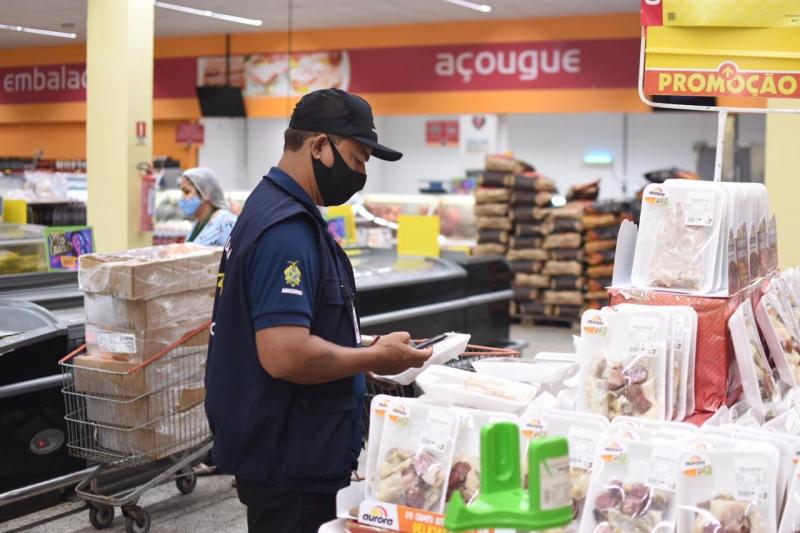 Procon-AM apreende mais de 90 Kg de alimentos em supermercado na Zona Norte de Manaus