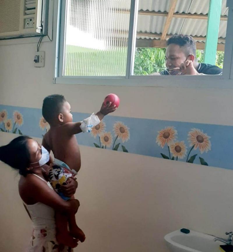 Em Barreirinha, pai comove equipe de saúde ao acompanhar e brincar com o filho com Covid da janela do hospital