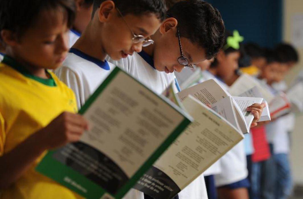 Correios e MEC preparam entrega de 197 milhões de livros didáticos
