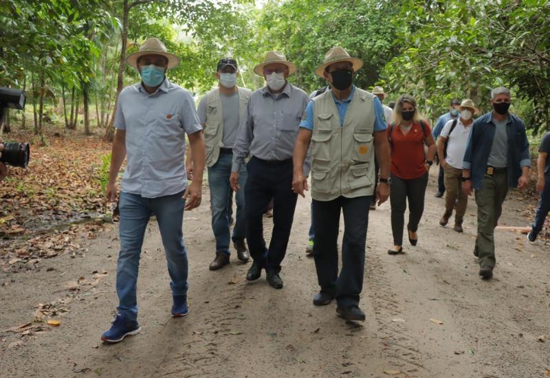 Governador Wilson Lima, vice-presidente Mourão e comitiva visitam fazenda modelo em Iranduba