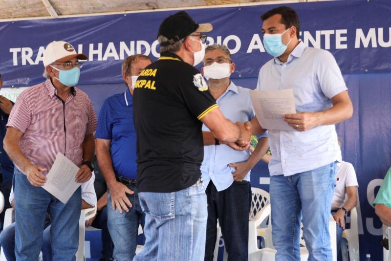 Wilson Lima certifica estabelecimentos e entrega Cartões do Produtor Primário para agricultores de Apuí