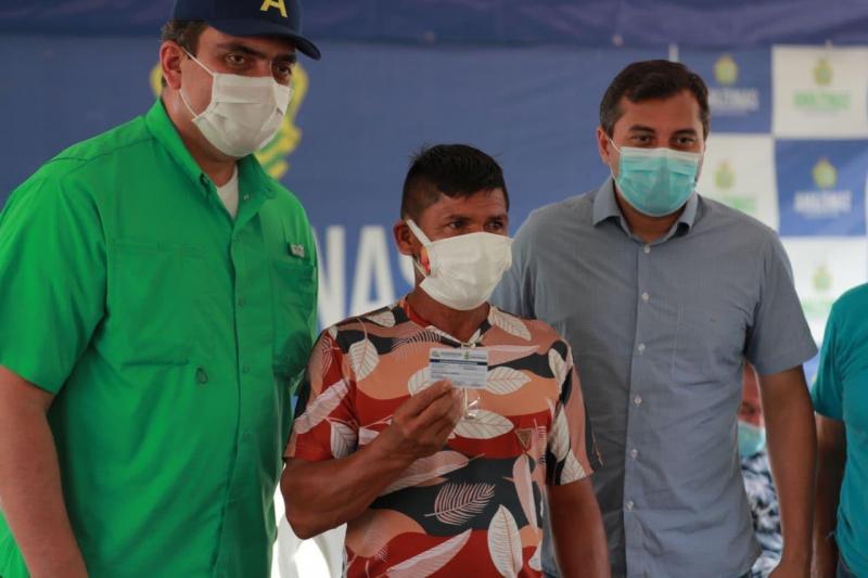 Wilson Lima entrega cartões do produtor primário e libera investimento para mecanização da agricultura de Barreirinha