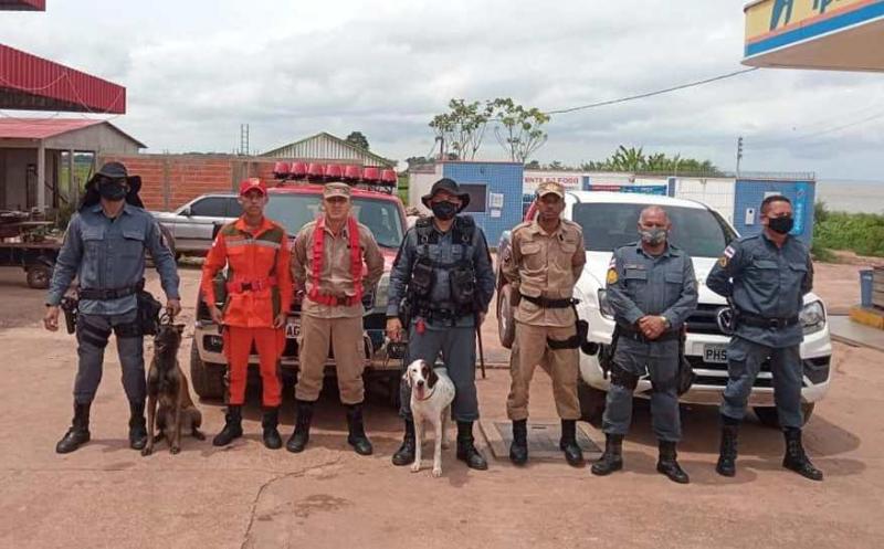 Policiais militares, em apoio ao Corpo de Bombeiros, ajudam na busca a homem desaparecido em Vila Amazônia