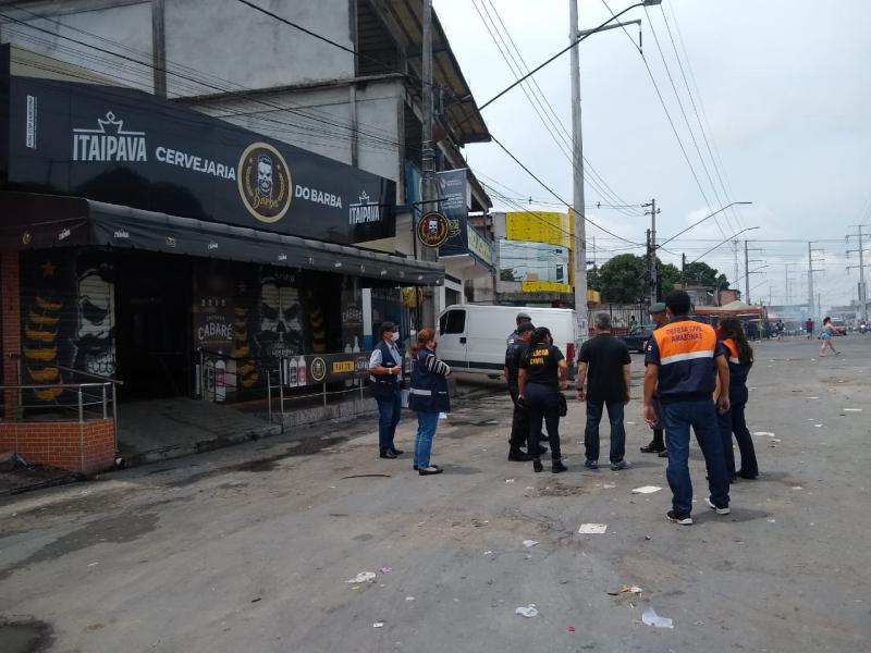 CIF autua cinco bares e prende oito pessoas embriagadas durante vistoria da Lei Seca no domingo 