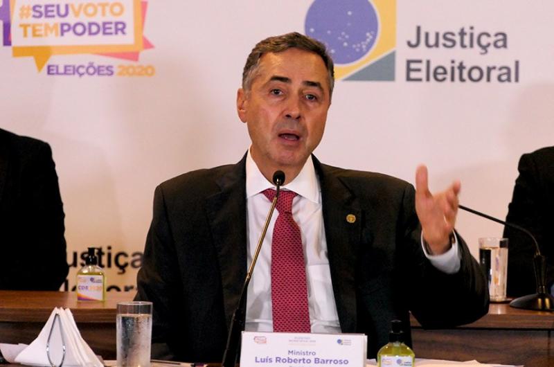 Apesar da pandemia, Barroso diz que brasileiros foram de ‘maneira significativa às urnas’