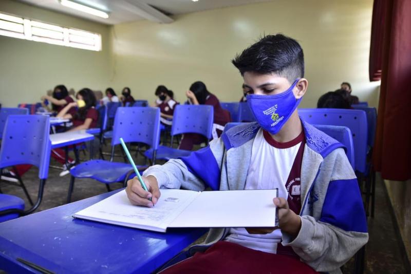 Nove mil alunos da rede pública estadual voltam às aulas presenciais, em Itacoatiara
