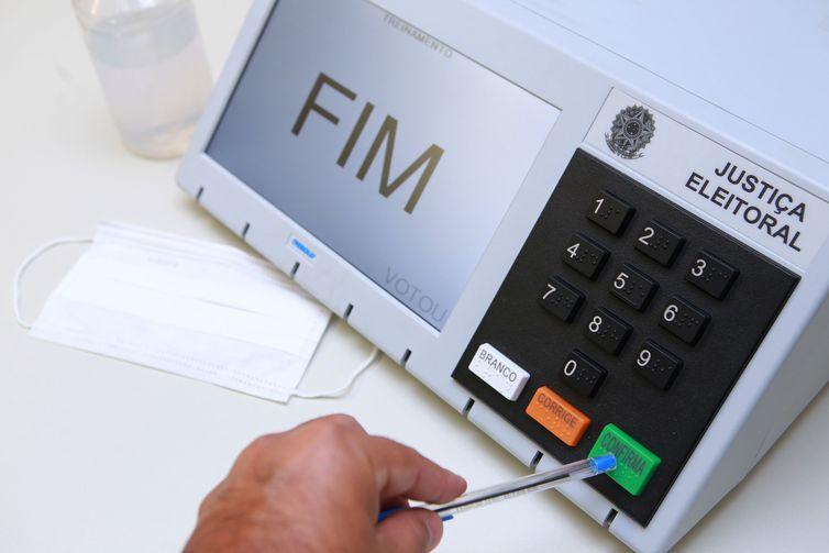 Falta de justificativa por não votar impede expedição de documentos