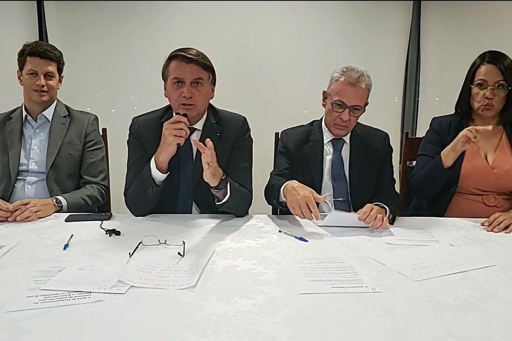 Em live, Bolsonaro pede que população economize energia elétrica