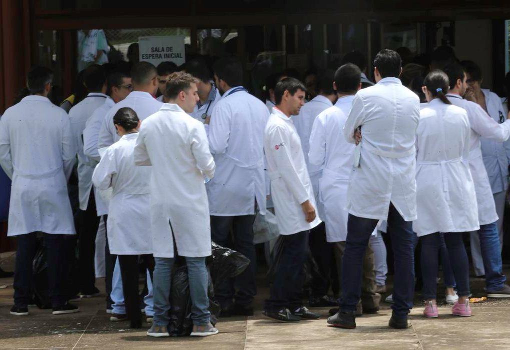 Médicos formados fora do Brasil têm 1ª fase do Revalida neste domingo