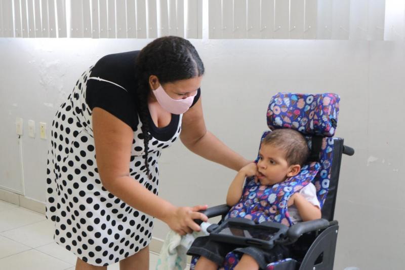 Sejusc recebe novo lote de carteiras da Pessoa com Deficiência e entrega 15 cadeiras de rodas