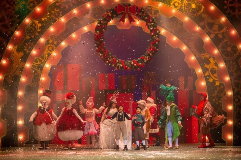 Espetáculo ‘A Caixa Mágica do Natal’ estreia com explosão de cores e alegria no Teatro Amazonas