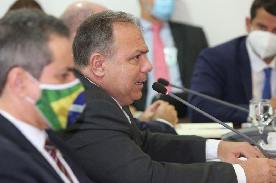 Ministro diz que vai adquirir todas as vacinas seguras contra Covid-19