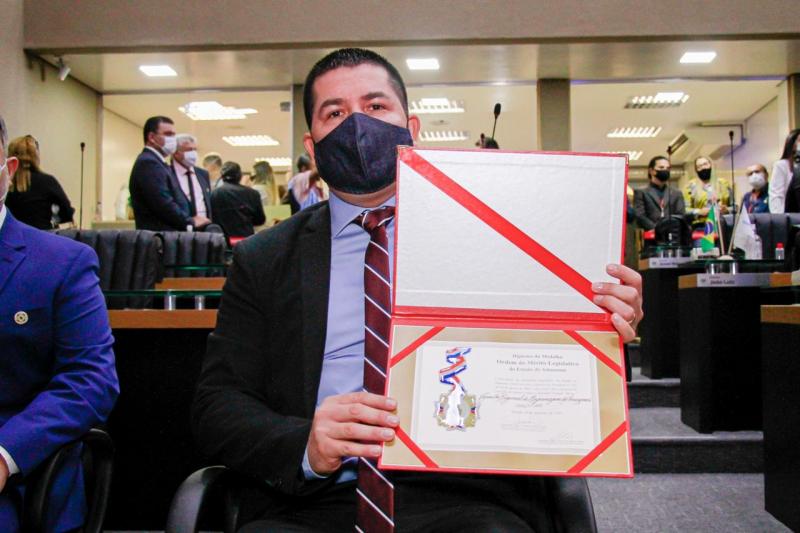Roberto Cidade homenageia enfermeiros do Amazonas com a Ordem do Mérito Legislativo
