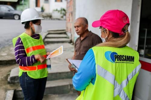 Prosamim realiza visitas de conscientização sobre o esgotamento sanitário no entorno do igarapé Mestre Chico