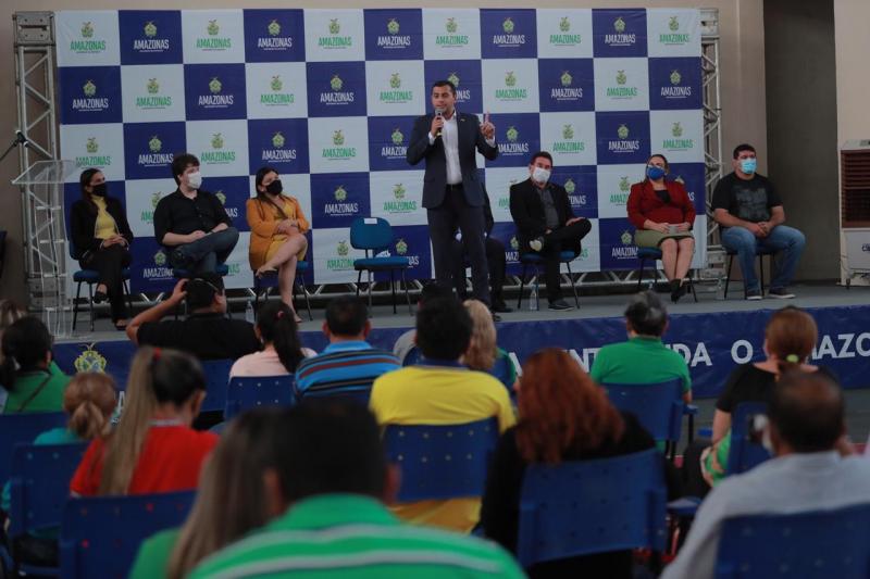 Wilson Lima anuncia abono do Fundeb, de até R$ 12 mil, para 26,7 mil servidores estaduais da educação