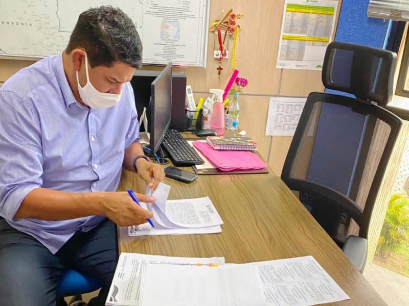 Bi Garcia conquista mais de R$ 3 milhões em investimentos para Parintins