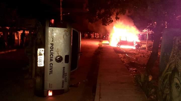 Tensão em Barreirinha: populares revoltados depredam delegacia e tentam retirar à força preso que matou criança