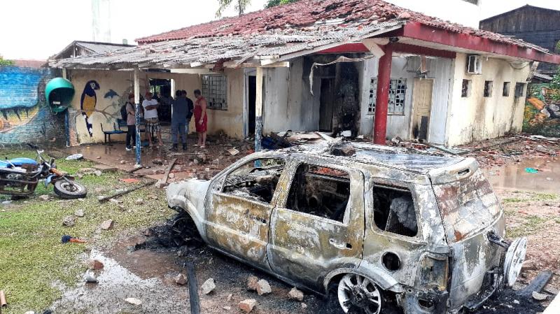 Cenas de destruição, após uma noite de protesto em Barreirinha pela morte de criança de um ano