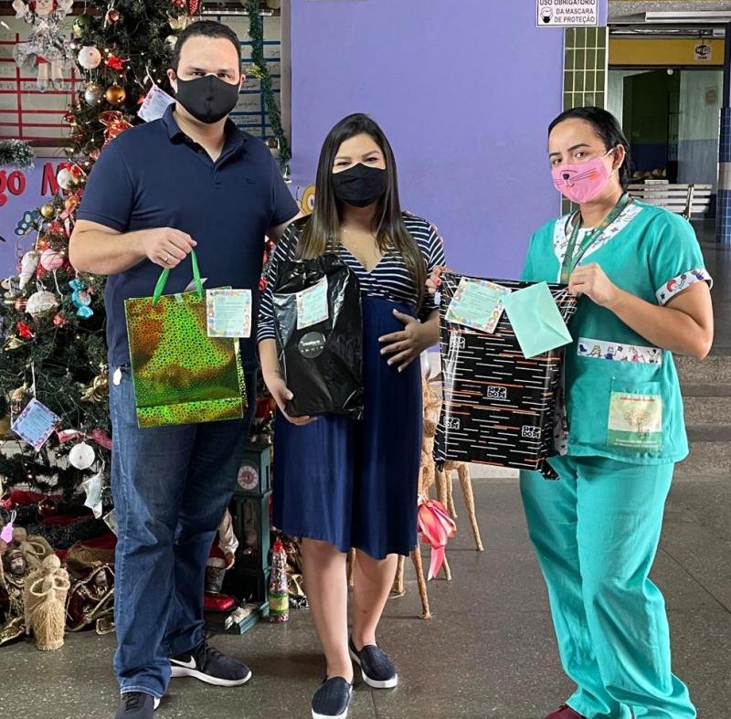 Em apoio a campanha “Adote um acolhido e seja um Papai Noel nesse Natal”, Joana Darc doa presentes para Abrigo Moacyr Alves